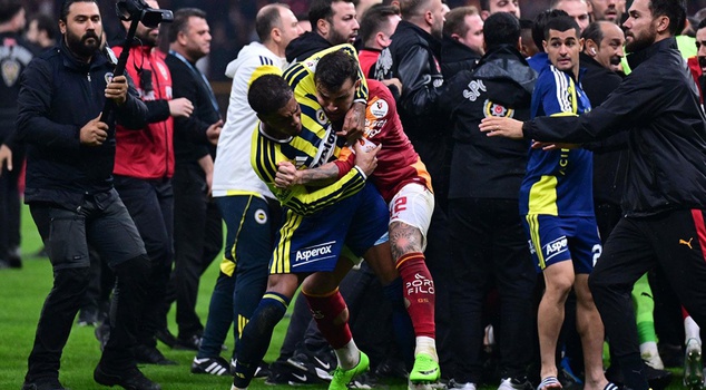 The Galatasaray-Fenerbahçe derby caused a worldwide stir: Shameful