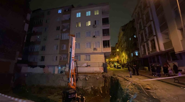 رعب في منتصف الليل في إسطنبول! انهار الجدار الاستنادي للبناء، وانهدام في مبنيين: تم إخلاء 20 شقة