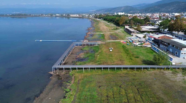 The dams have filled and overflowed, but Lake İznik continues to recede! The only question on citizens' minds: Is there a crack?