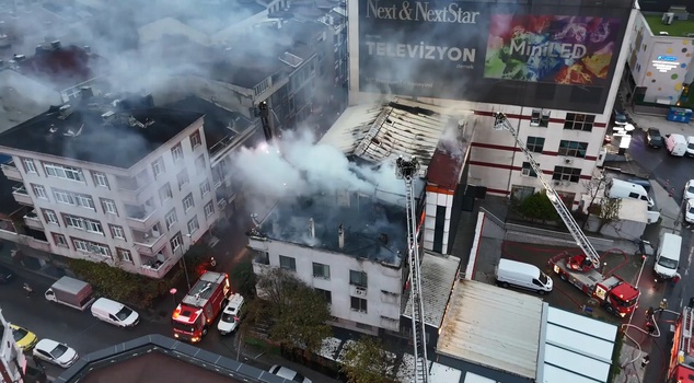 Frightening fire in Küçükçekmece! Flames engulfing the textile workshop spread to the adjacent building.