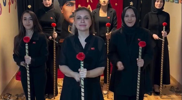 كوريغرافيا 10 نوفمبر المثيرة للجدل من معلم الموسيقى