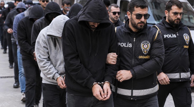 تم كشف أسلوب المنظمة الإجرامية من الجيل الجديد! والد مدير المنظمة أيضًا قيد الاحتجاز