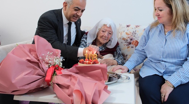 Same age as the Republic! 103-year-old Grandma Nazife celebrated October 29 with a cake.