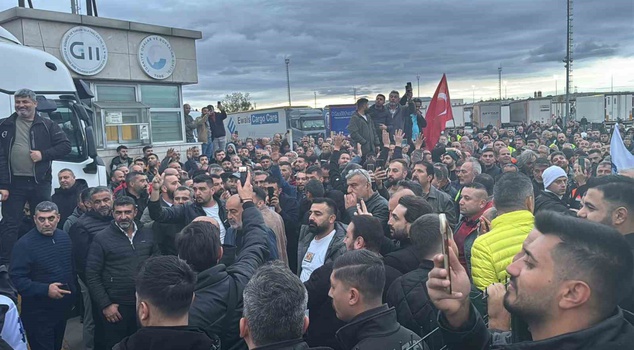Truck drivers switched off their engines in protest against the Schengen visa! European crossings in Edirne have been halted for 24 hours.