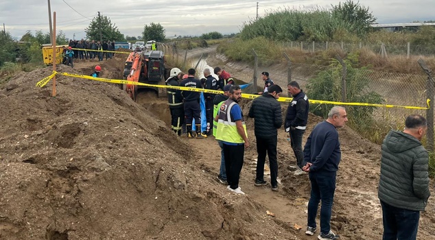 The ground collapsed during sewer work! 1 worker lost their life.