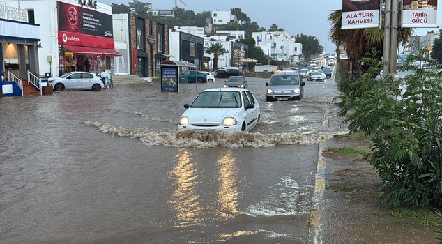 A downpour struck Muğla! Vehicles were stranded in Bodrum, the sea turned brown in Marmaris.