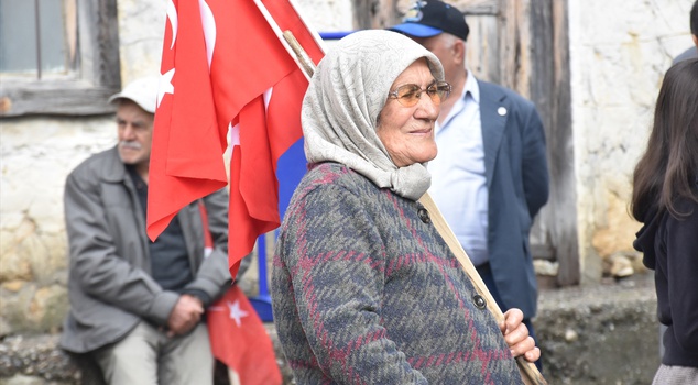 The village school closed 24 years ago, but the enthusiasm for the Republic has not ended! Women aged 60-70 recited poems in front of the school.