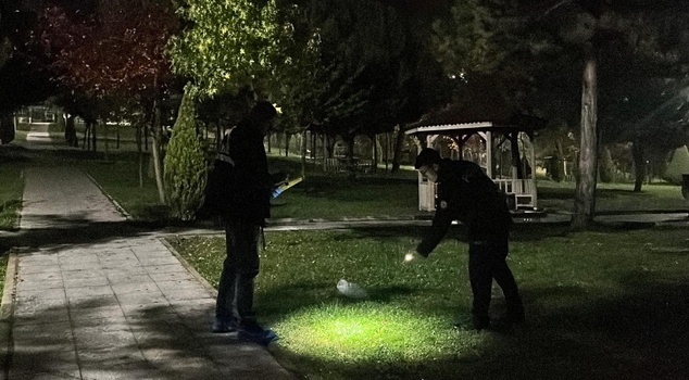 He opened fire with a rifle and was wounded with a knife while fleeing from his adversary.
