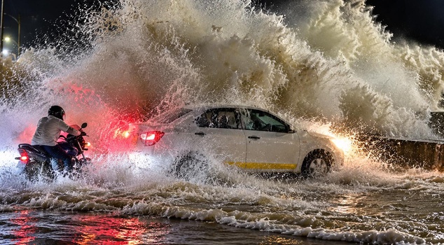 Giant waves swallowed the streets in India! More than 180,000 people were evacuated.