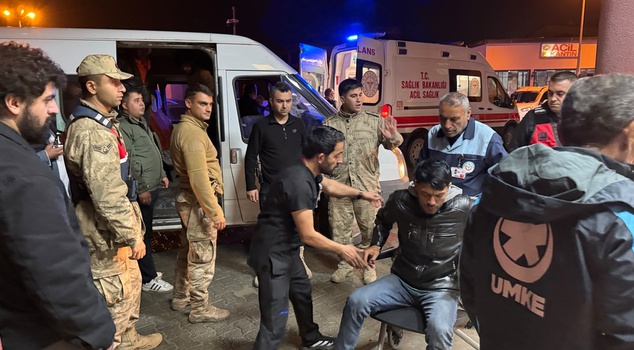 Migrant minibus fleeing gendarmerie rolled into a stream in Hakkari! 20 injured in a 12-person vehicle