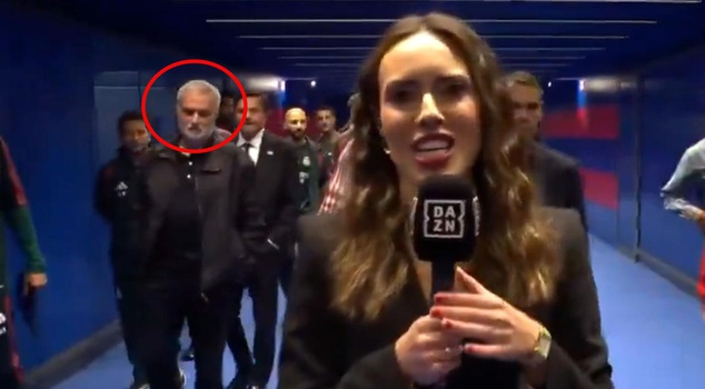 Mourinho's look at the reporter became a hot topic.