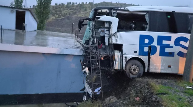 In Şırnak, a passenger bus collided with a truck: 1 dead, 14 injured.