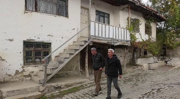A centuries-old tradition lives in this house! Every young man who goes off to the army eats bread from here.