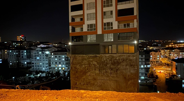 The retaining wall of a 17-story apartment building in Ankara collapsed, exposing its foundation! The building was evacuated.