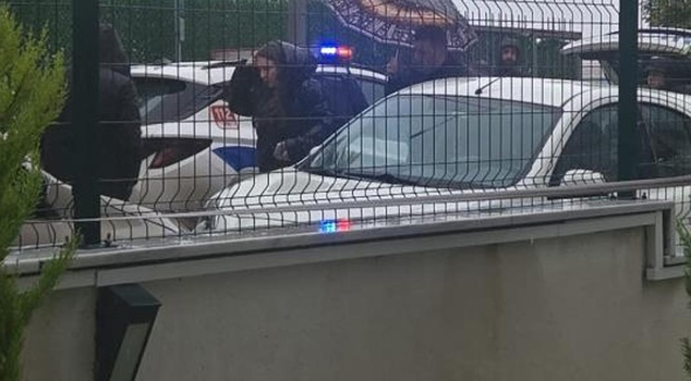 Armed fight in front of a school in Istanbul! Guard shot parent