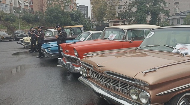 They were all pulled over to the shoulder! The secret of luxury cars has been revealed