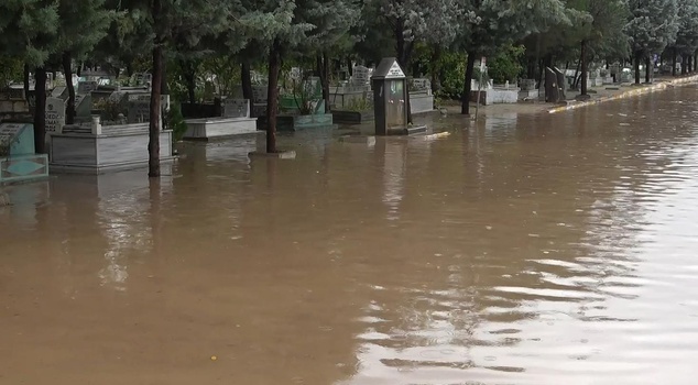 أمطار غزيرة تضرب مقبرة في ديار بكر! عشرات القبور غمرتها المياه