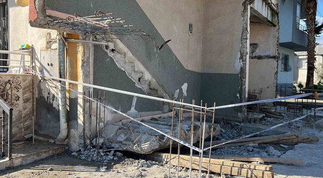 He had lost his wife and two daughters in the earthquake! The worker trapped under a collapsed staircase in Mersin died.