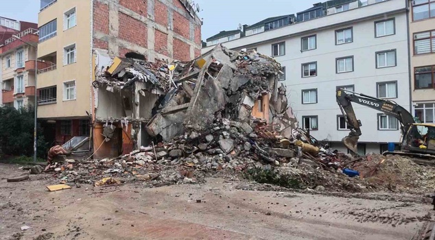 The 4-story building that collapsed during demolition in Avcılar destroyed the living room wall of the neighboring house! Those moments were caught on camera.