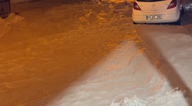 في مرسين، حوّل هطول الأمطار الغزيرة الشوارع إلى أنهار! غمرت المياه المنازل والأماكن التجارية، وحُوصر السائقون