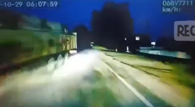 В Ширнаке прицеп фуры съехал на пассажирский автобус! Момент аварии попал на камеру: водитель погиб, 14 человек пострадали.