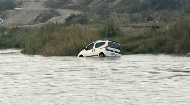 The car parked on the island by 4 friends who went fishing in Tokat was left in the water as the Kelkit Creek rose.