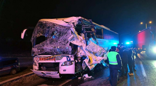 В Эдирне туристический автобус врезался сзади в грузовик! Из 51 болгарского туриста в автобусе 10 получили ранения.