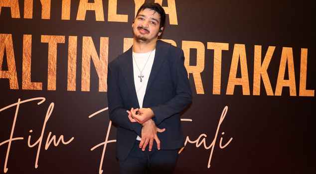 With one hand and three fingers, he made a film using artificial intelligence! The film by a director who is 90 percent disabled was screened at the Golden Orange Film Festival.