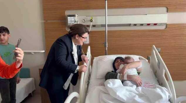 54 gün sonra gelen kavuşma! Enkaz altından 128 saat sonra çıkarılan 'Gizem bebek' artık annesinin kucağında