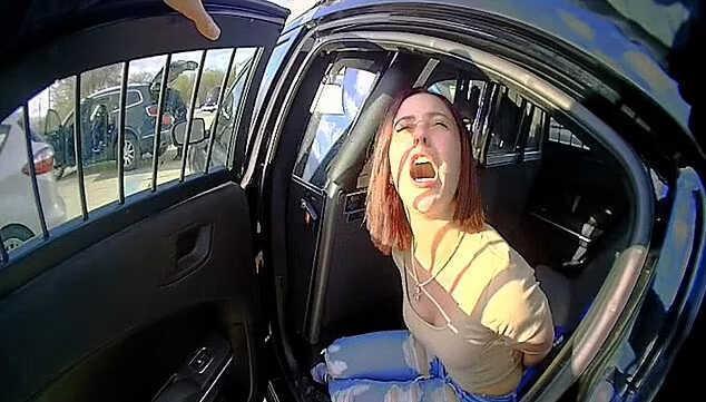 Yine şişede durduğu gibi durmadı! Alkolü fazla kaçıran kadın polislere kur yaptı