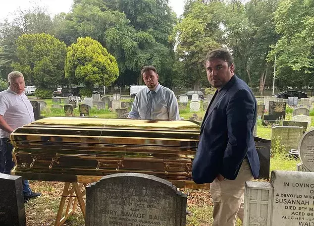 'Roman kralı' Frank Thompson altın tabutla gömüldü