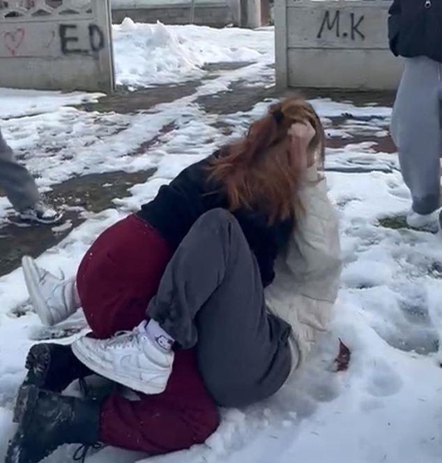 Kız grubundan kan donduran zorbalık! İstediklerini alamayınca şiddete başvurdular