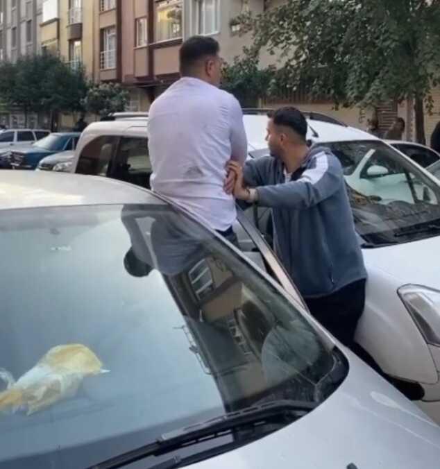 Yoldan geçen kadını taciz eden sapığa, mahalleliden linç