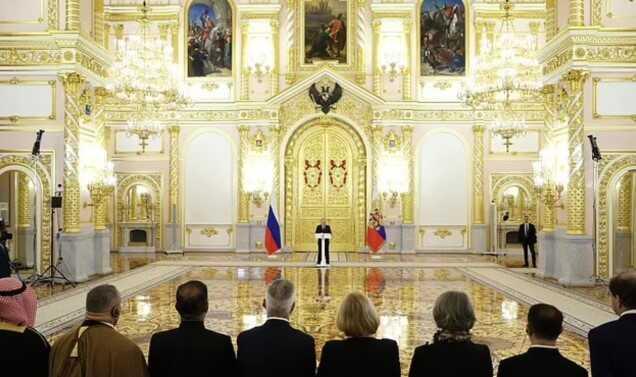 Putin, hijyen kurallarını gerekçe göstererek Moskova'ya atanan Büyükelçilere kendisine 22 metreden fazla yaklaşmamalarını istedi