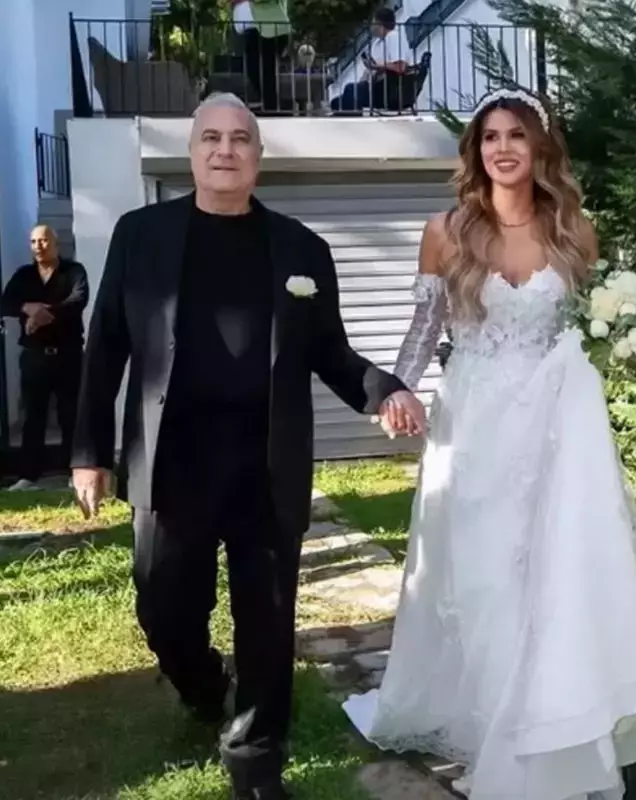 سرگرمی در استخر توسط همسر محمدعلی اربیل، گلسرن اربیل