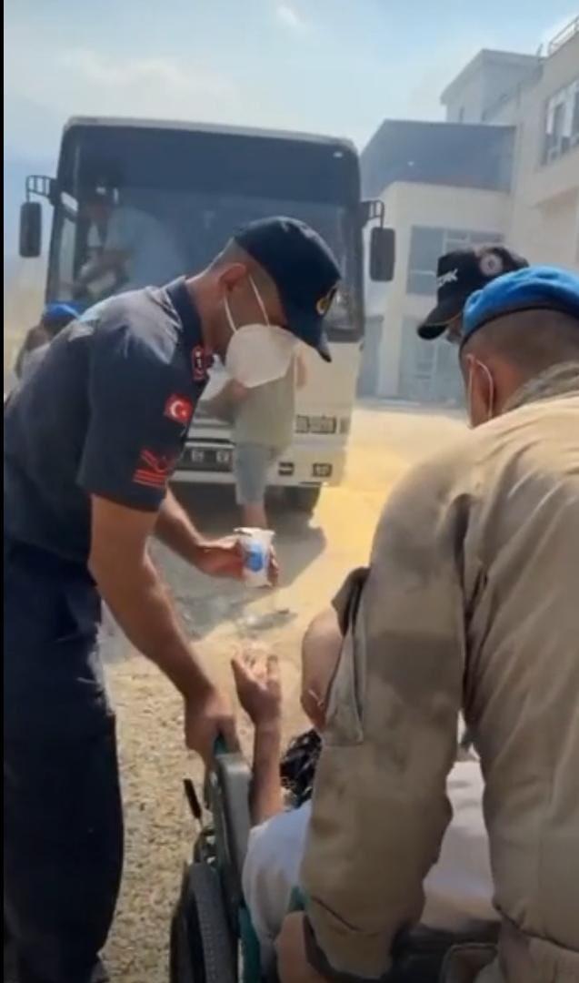 Çanakkale'de orman yangını büyüdü, yaşlı bakım merkezi tahliye edildi
