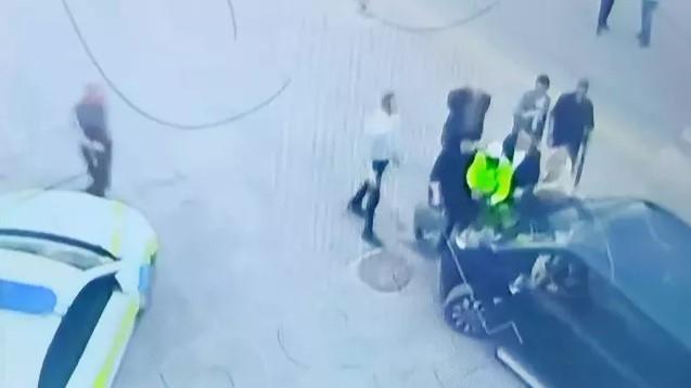CHP Milletvekili Adnan Beker'in şoförü de aracı polisin üzerine sürdü. CHP Milletvekili Adnan Beker'in şoförü de aracı polisin üzerine sürdü.