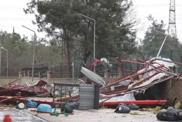 Rüzgar - fırtına nedeniyle İstanbul'da okullar tatil oldu mu?