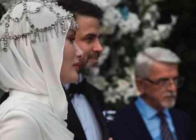 GAMZE ÖZÇELİK KİMLE EVLENDİ? Gamze Özçelik'in eşi Reshad Strik kim, nereli, kaç yaşında?