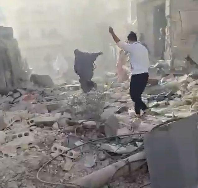 Esad rejimine ait savaş uçakları, muhaliflerin kontrolündeki İdlib'e bomba yağdırdı
