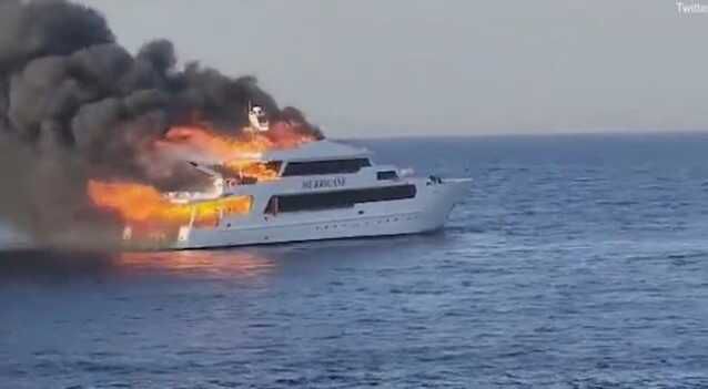 Kızıl Deniz'de teknesi alevler içinde, kaldı üç İngiliz kayıp
