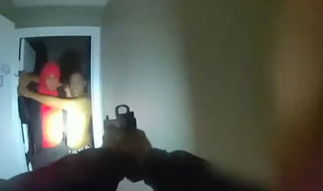 Evine hırsız girdiği için polisi aradı, gelen polis tarafından öldürüldü
