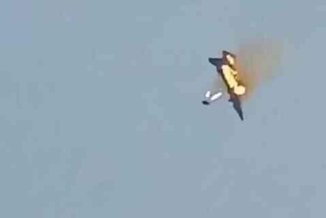 Bangladeş'te korkunç kaza! Takla atan savaş uçağı piste çarpıp alev aldı: 1 ölü, 1 ağır yaralı