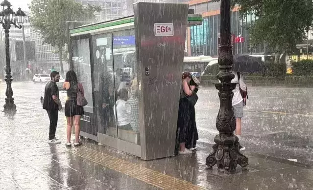 Ankara'da sağanak yağış hayatı felç etti