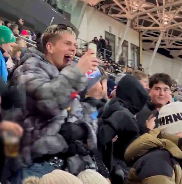 Millilerin zaferi maç içinde terbiyesizlik yapan İzlandalı taraftarları suspus etti