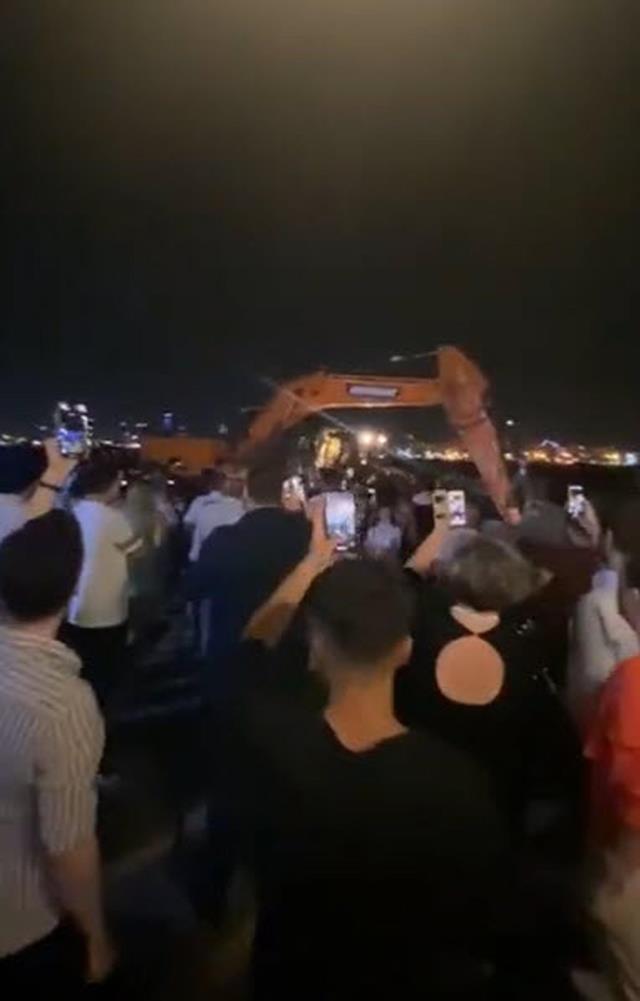 İzmir'de ilginç görüntüler: Yıkım ekibi ve polis geldi, düğün yarıda kaldı