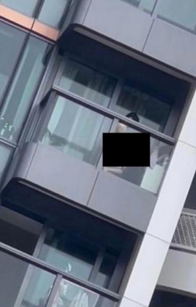 Evlerinin balkonunda cinsel ilişkiye giren çiftten kadın olanı tutuklandı