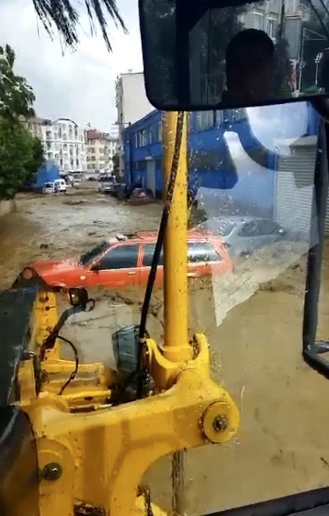 Araçlar sürüklendi, karayla deniz birleşti! Selin vurduğu ilçeden gelen görüntüler korkunç