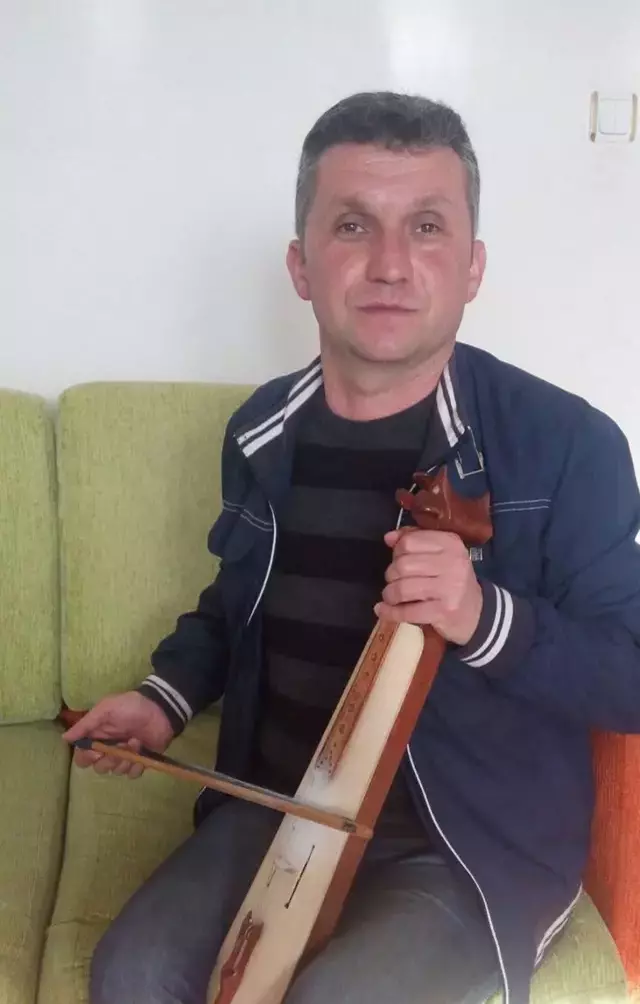 Düğünde sahnede fenalaşan yöresel sanatçı