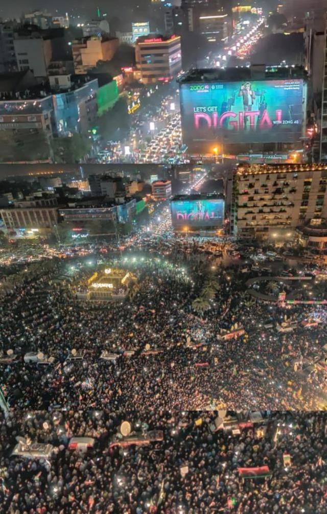 Pakistan'da görevden alınan Khan'ın destekçileri sokaklara döküldü